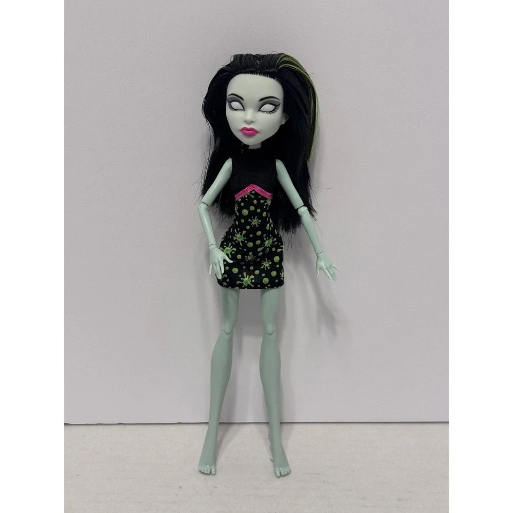 Monster High Ghoul Fair Scarah Screams Doll fashion doll toy with dress